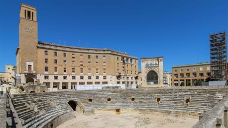 Die Piazza Sant’Oronzo ist ein lebendiger Platz, wo Moderne und Antike aufeinandertreffen. Im Zentrum steht das Anfiteatro Romano, das einzige römische Amphitheater Apuliens. Es wurde im 2. Jahrhundert n. Chr. erbaut und bot Platz für über 15.000 Zuschauer.